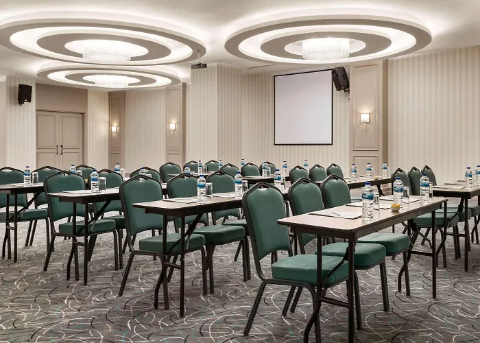 Ramada By Wyndham Nilufer Hotel 4*