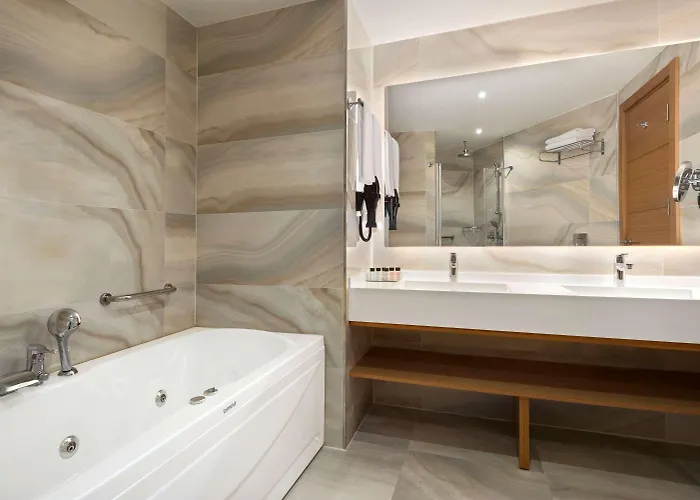 Ramada By Wyndham Nilufer Hotel 4*