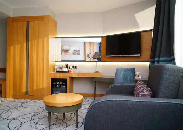 Ramada By Wyndham Nilufer Hotel 4*